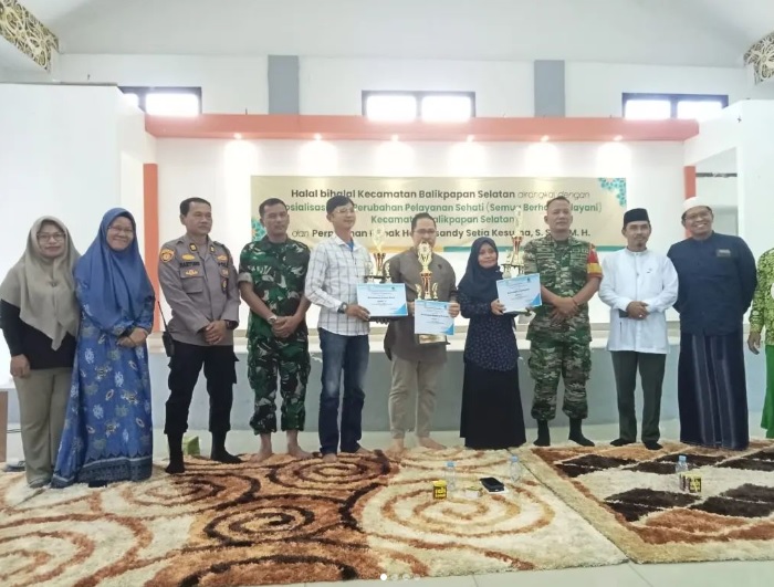 Penyerahan Piala Lomba Kelurahan se-Kecamatan Balikpapan Selatan